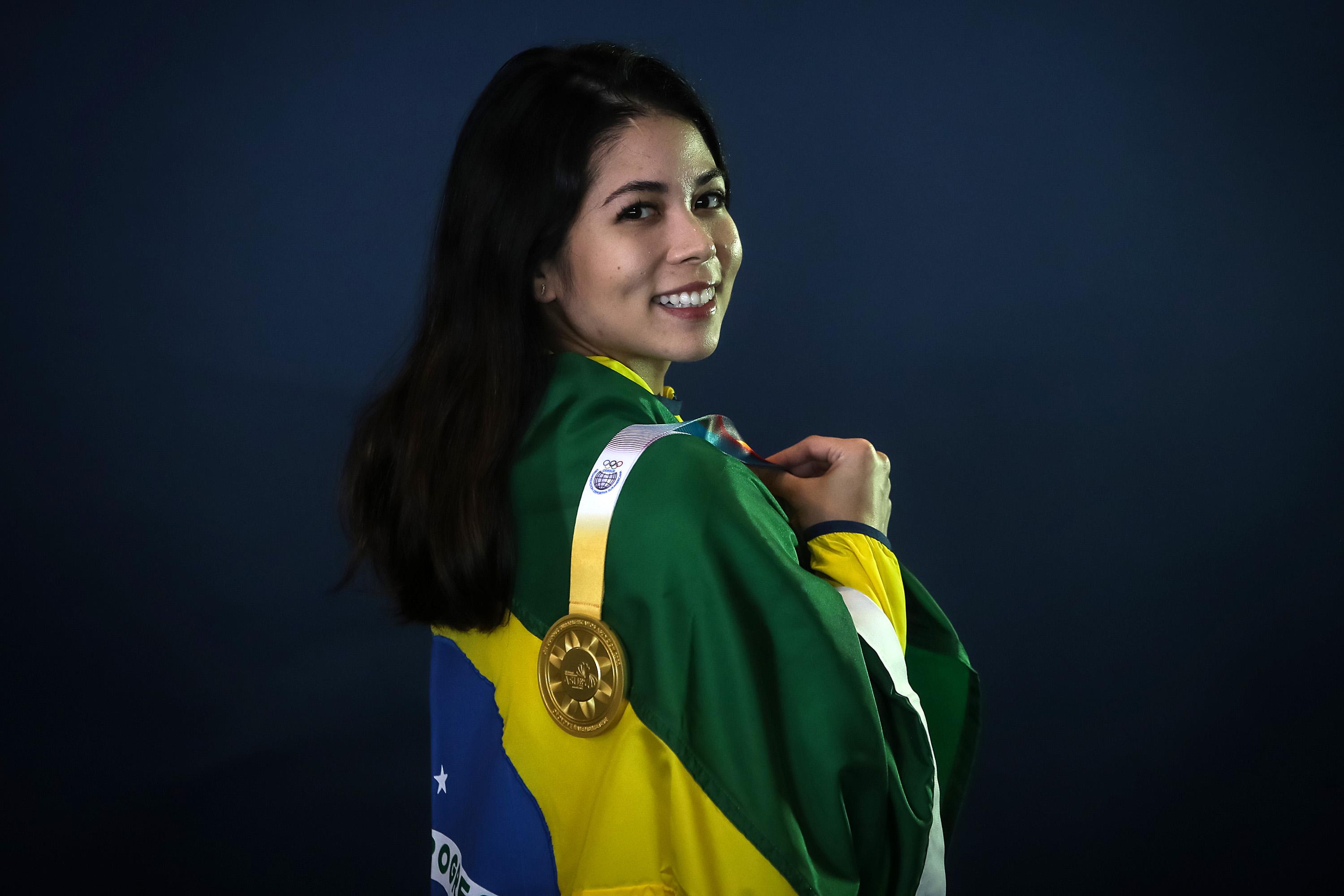 Nicole Yonamine com medalha